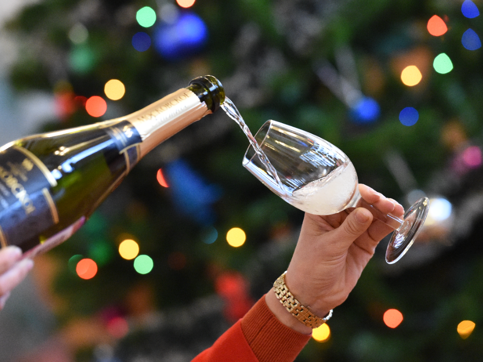 Желание под бой курантов: пепел в бокале — пустышка, а это реально работает