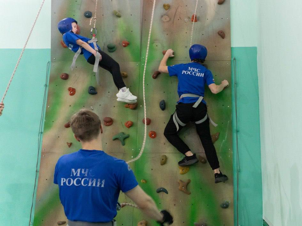 Подрастающие спасатели «Резерва МЧС» поупражнялись в скалолазании и оказании первой помощи