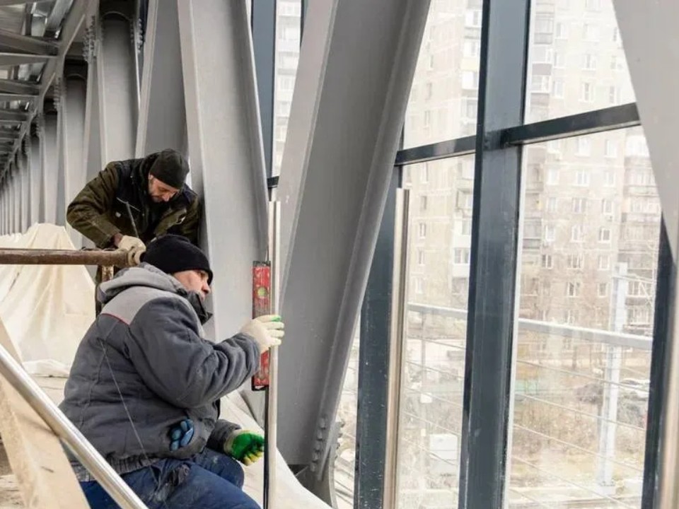 Лифты и перила монтируют на строящемся надземном переходе в Лобне