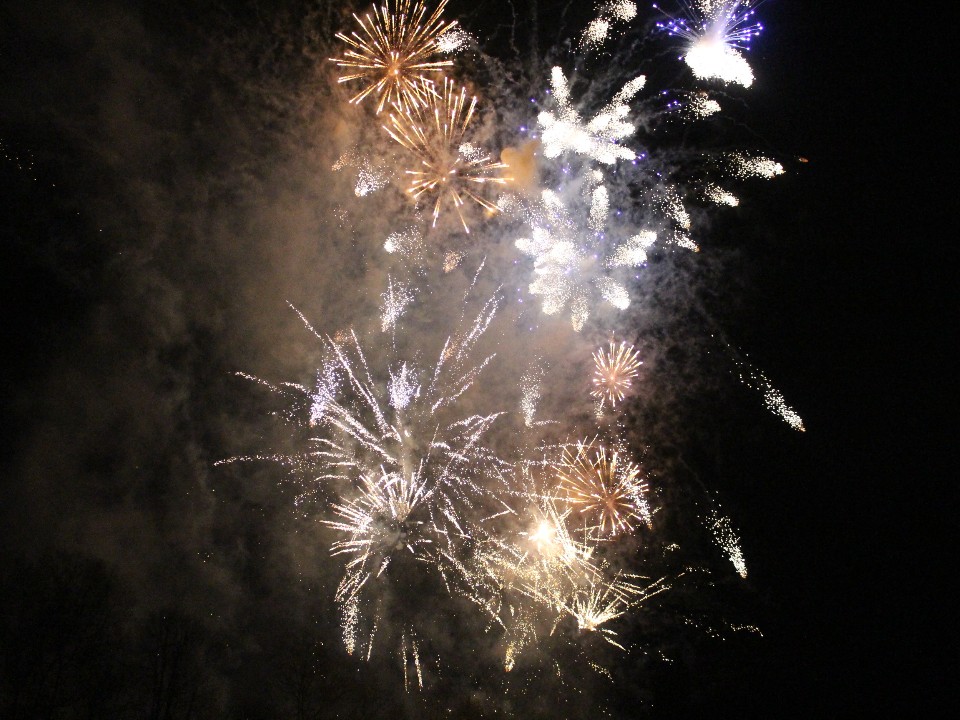 Как не попасть на штраф в праздники: что запрещено законом делать после боя курантов и сколько это стоит