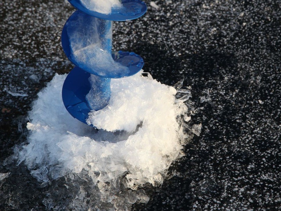 Бесстрашные рыбаки вышли на тонкий лед пруда в центральном парке Дубны