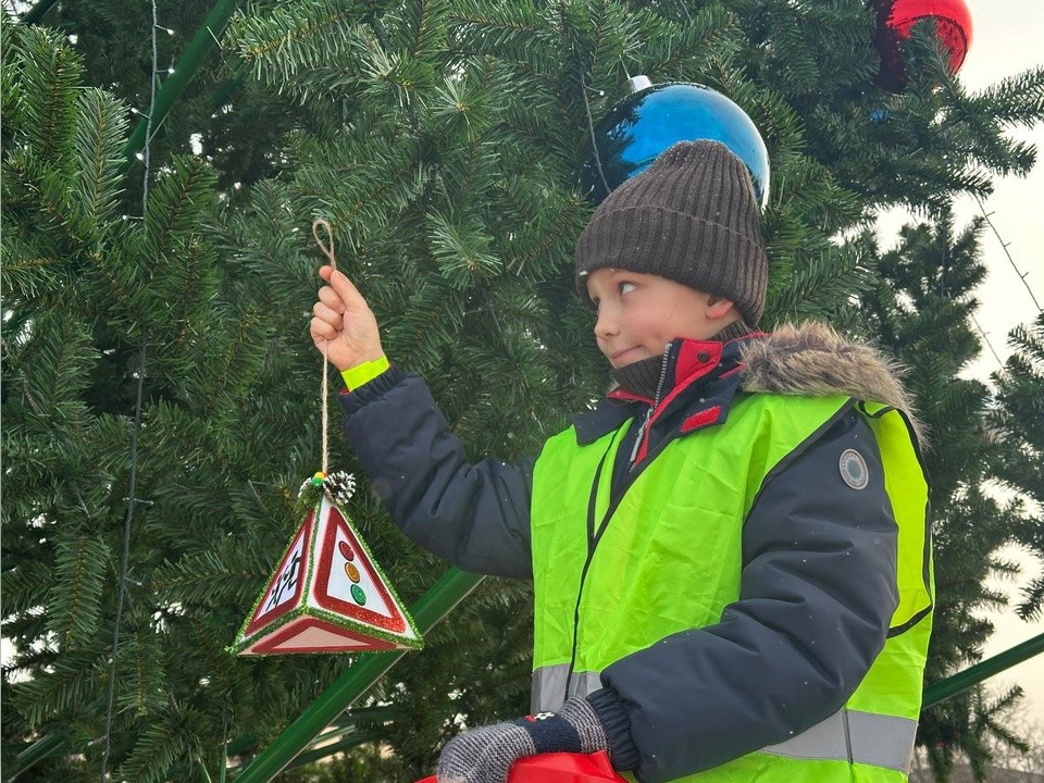 Школьники Домодедова украсили елку игрушками, которые спасают жизни