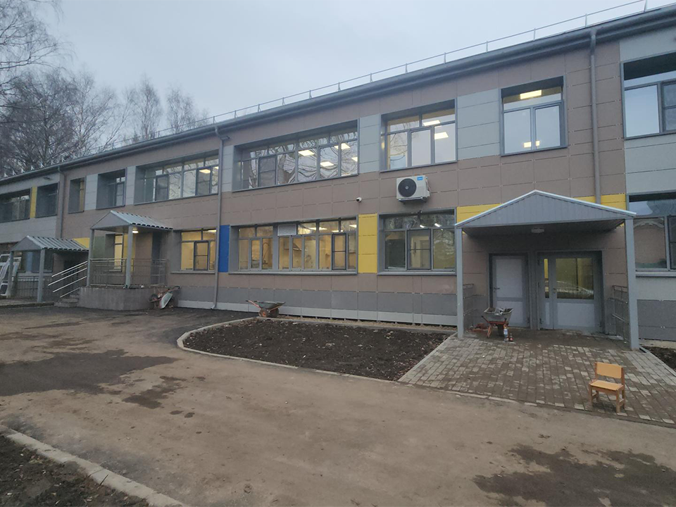 В детсаду «Аистенок» устанавливают последние оконные блоки и расставляют мебель