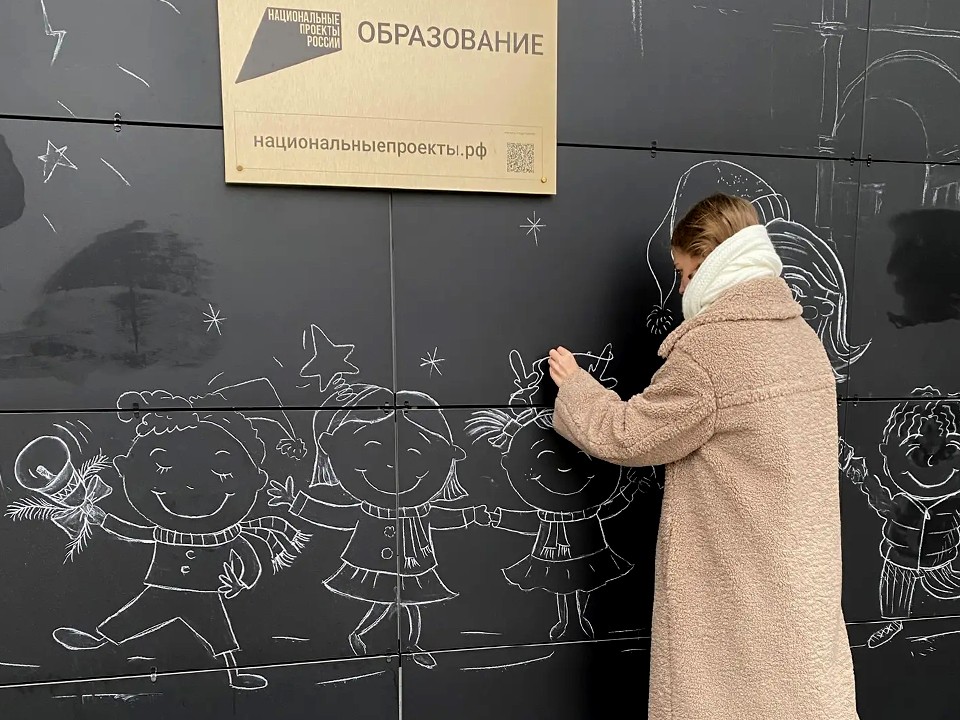 Не вандализм, а искусство: девятиклассница написала на стене школы «Здравствуй, Новый год»