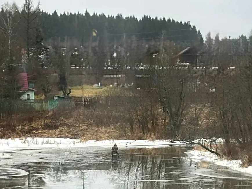 Фото любителя зимней рыбалки и острых ощущений потрясло жителей Можайска