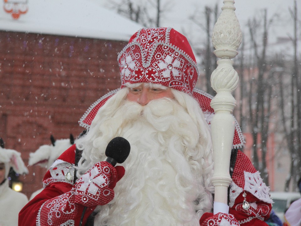 Раньше им пугали, сейчас — ждут в каждом доме: как изменился образ Деда Мороза