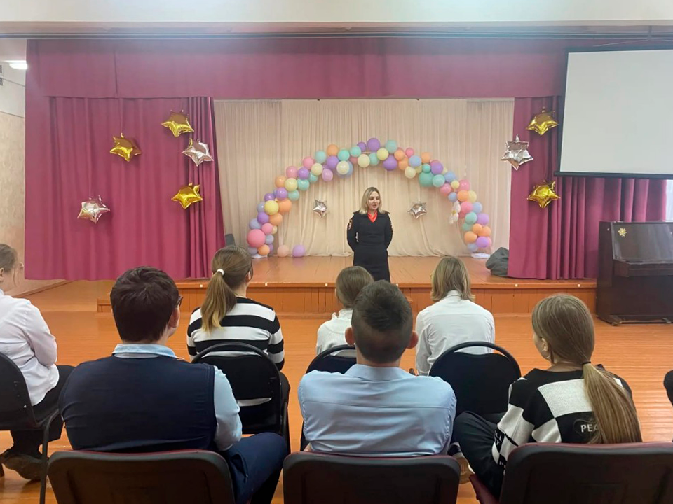 Зарайские полицейские рассказали школьникам, как избежать манипуляций