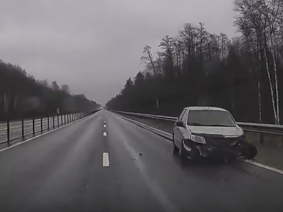 «Еду, а в правом ряду — встречка стоит»: ружанина озадачило «материализовавшееся» авто