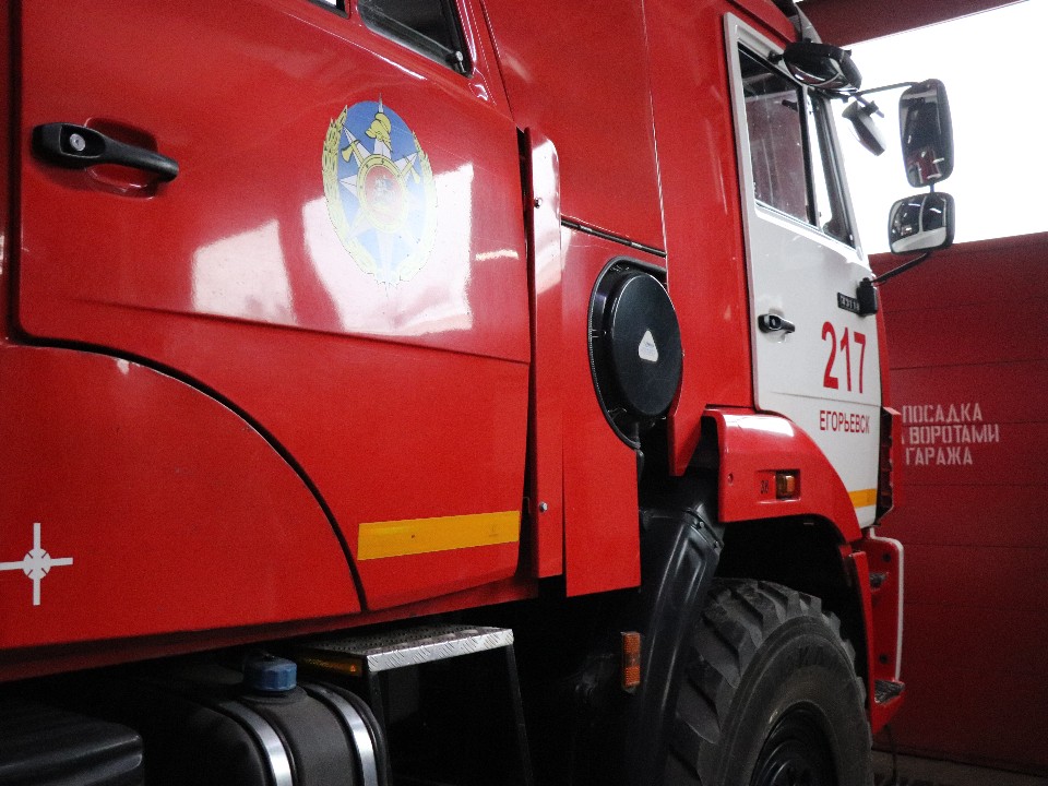 Пожарные эвакуировали 10 человек из горящей многоэтажки