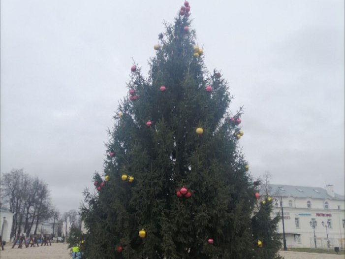 «Бубенцы вместо звезды»: убранство новогодней елки удивило жителей Наро-Фоминска