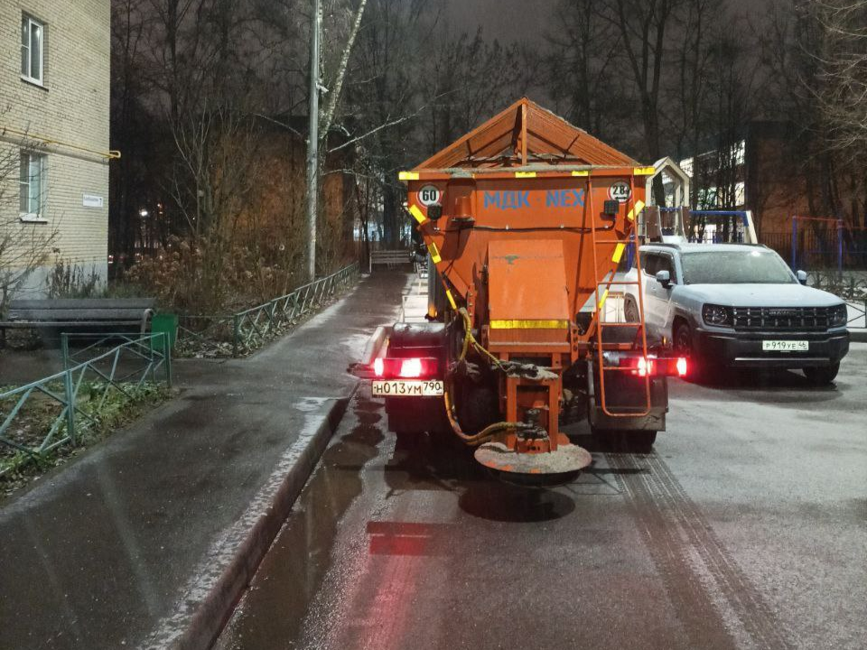 Гололед в Красногорске: коммунальные службы борются с последствиями резкого похолодания
