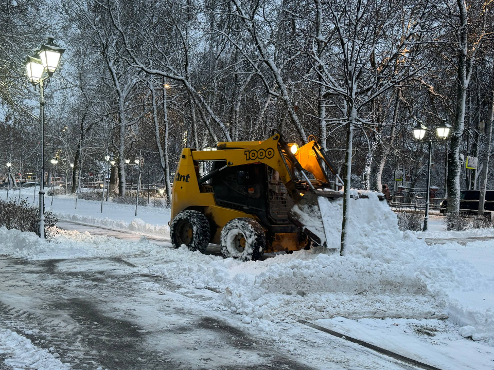 Коммунальные службы Можайска оперативно устраняют последствия ночного снегопада