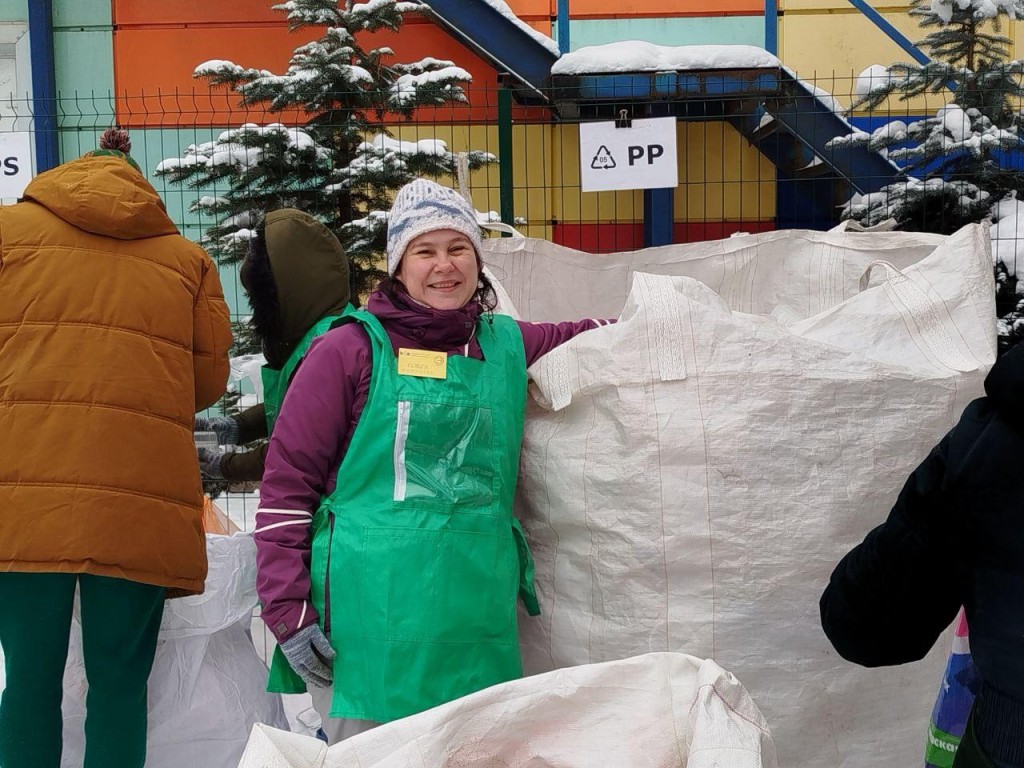 Чистота зависит от нас: в Королеве собрали вторсырье под новогодние мелодии и с Дедом Морозом