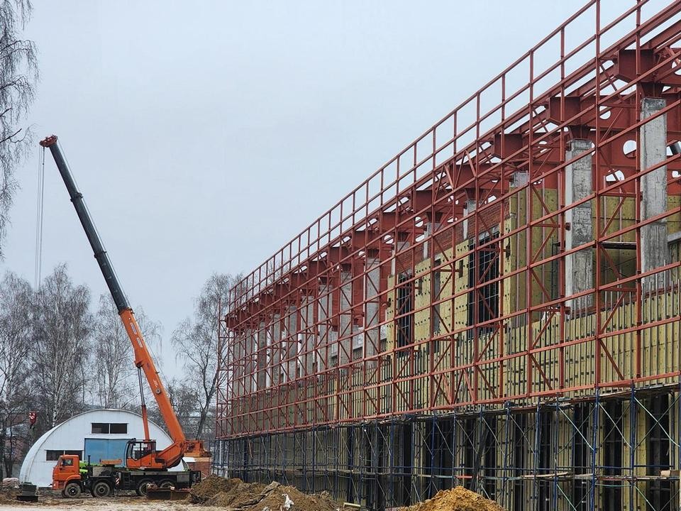 Реконструкция «Спартака» в Луховицах: строители завершают монтаж кровли над трибуной