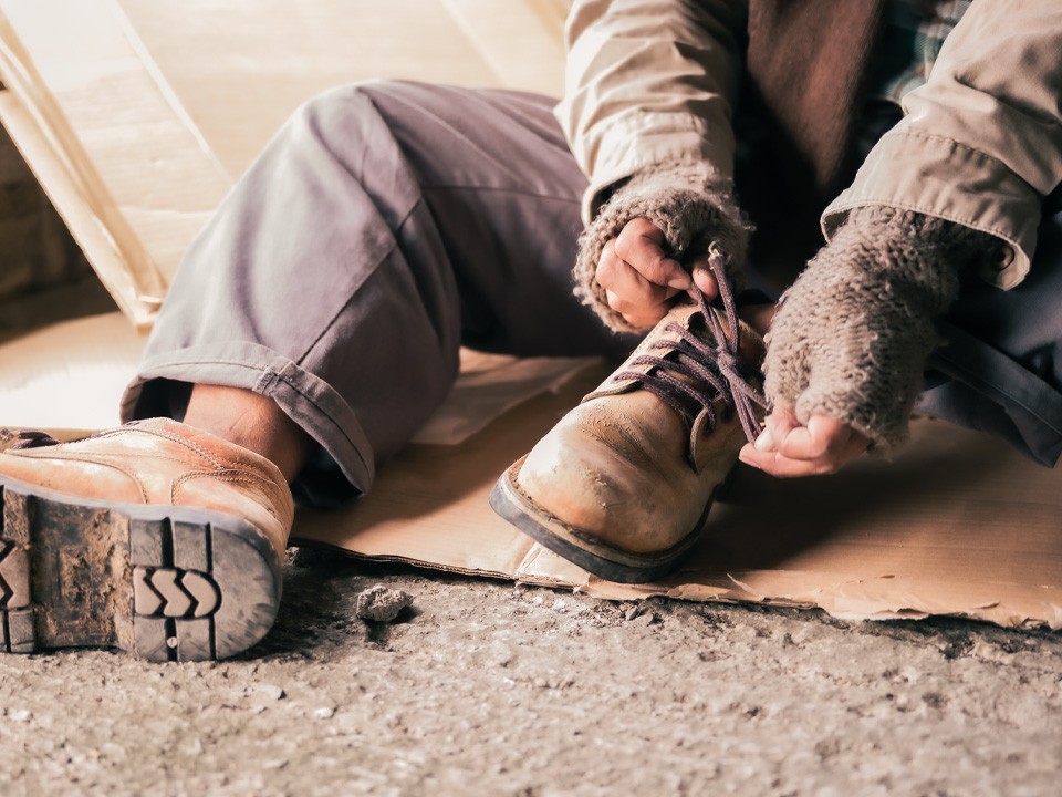 Красавец под балконом: бомж, похожий на Джонни Деппа, шокировал жителей Железнодорожного