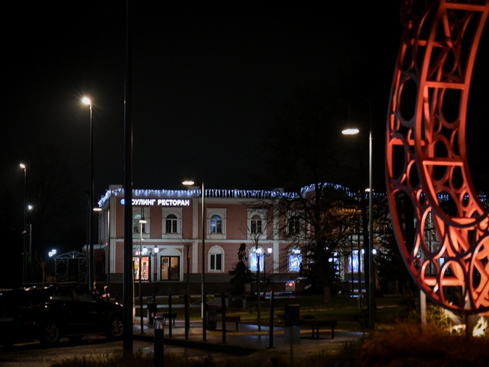 Школы, магазины, центральные улицы: Бронницы засверкают новогодними огнями