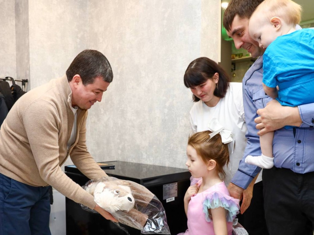 «Радость в глазах детей»: глава округа навестил семью, получившую квартиру по госпрограмме