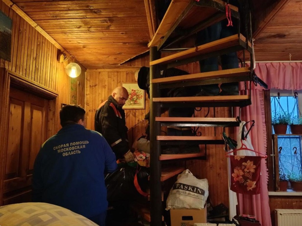 Винтовая лестница vs 110 кг: как спасатели эвакуировали пенсионерку с травмой ноги в Медведкове