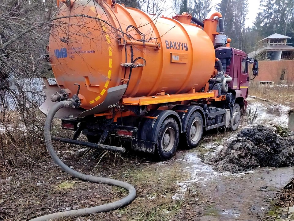 Три тонны кошмара: кто засоряет канализацию в Некрасовском и что коммунальщики выловили из камеры КНС