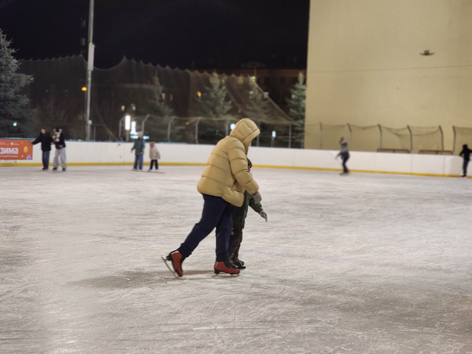 Зима пришла во двор: в Солнечногорске открыли новый каток