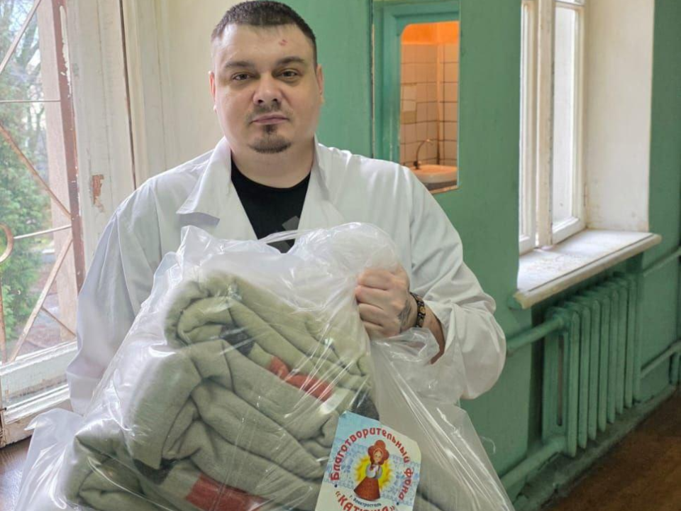 В больницу Электростали пришла забота: волонтеры доставили средства ухода и пледы