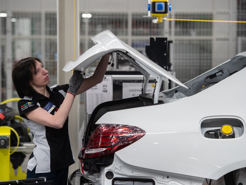 На дорогах будет свободнее? Почему заводы сократили выпуск машин к концу года