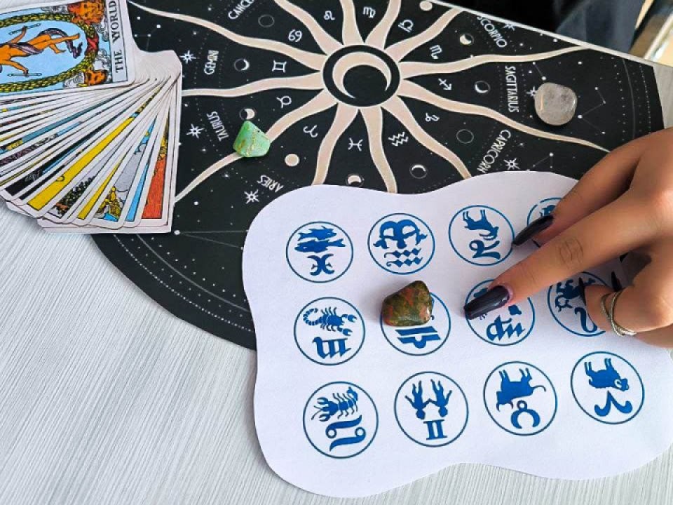 Маг вместо врача? Кто и зачем в 2025 году чаще всего прибегал к оккультным услугам