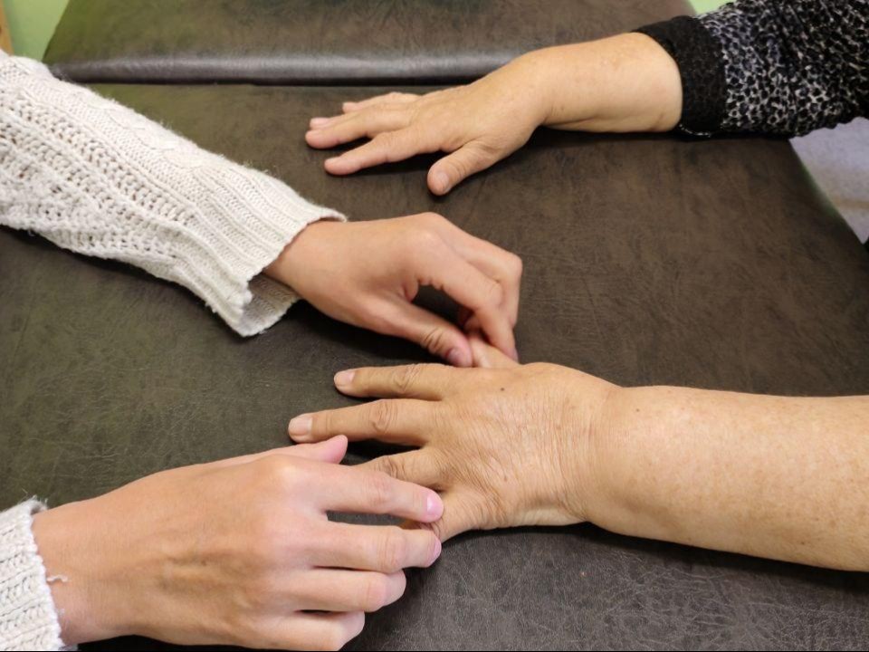 Терпение и ловкость: в Клинском социальном центре учат заново владеть руками после инсульта