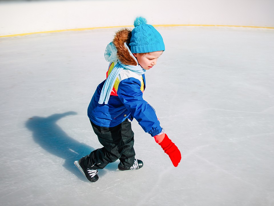 В Подмосковье скупают искусственный лед: как сделать домашний каток