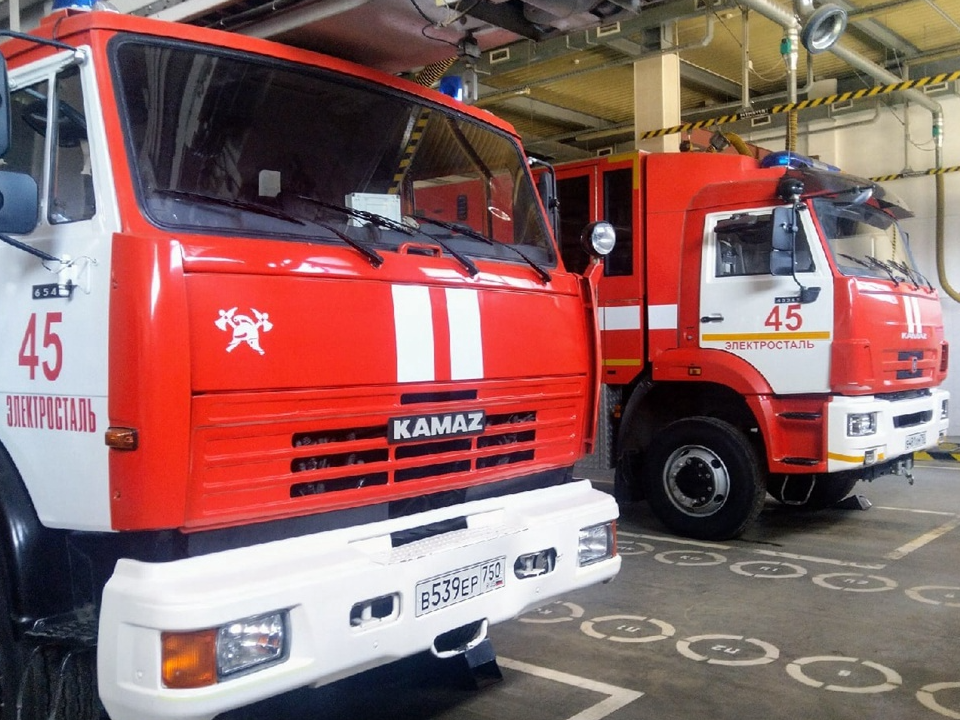 В Электростали пожарные потушили сарай и баню