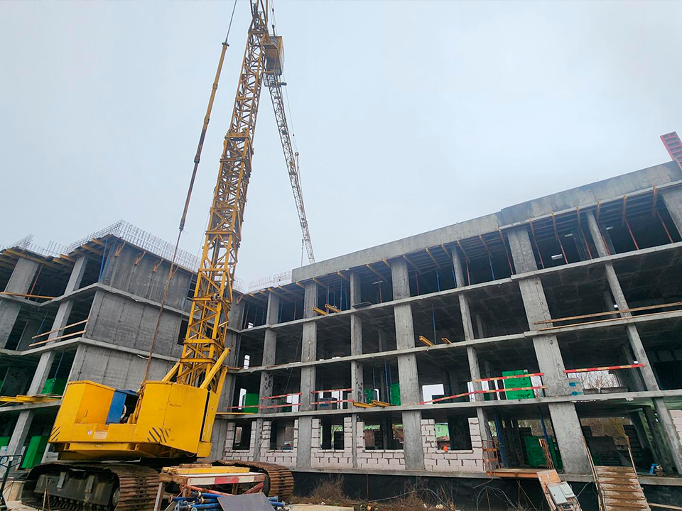 Строители приступили к кладке стен нового дома на улице Московской в Зарайске