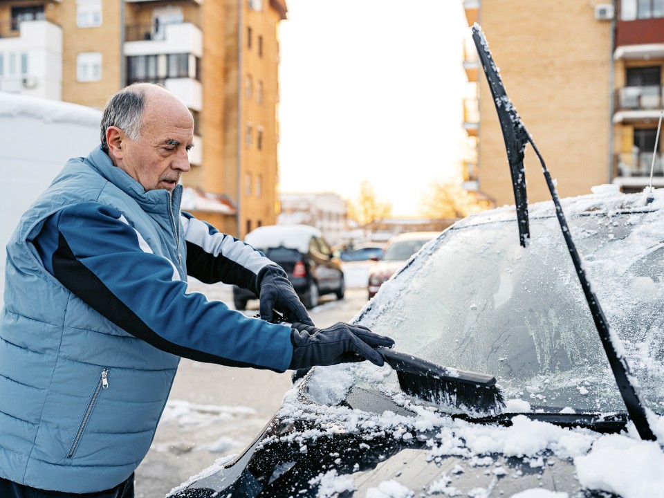 Нужно ли поднимать «дворники» в мороз: автомеханик разрешил вечный спор автомобилистов