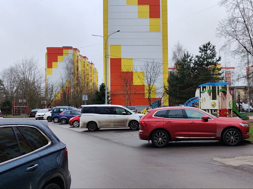 Парковку на Солнечной улице Власихи оборудуют камерами наблюдения по просьбе жителей