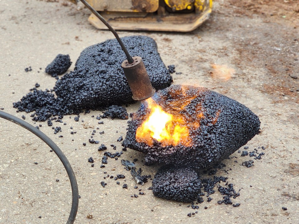 Ямы на улицах Клина ремонтируют с помощью холодного асфальта