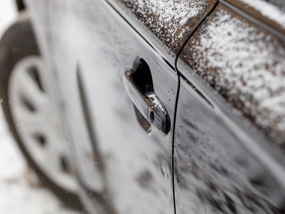 В Краснознаменске строительная катушка повредила автомобиль