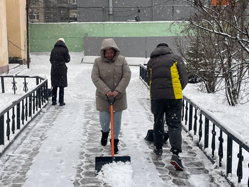 Лопаты в руки: сотрудники Культурного комплекса Котельников помогают коммунальщикам в борьбе со снегом