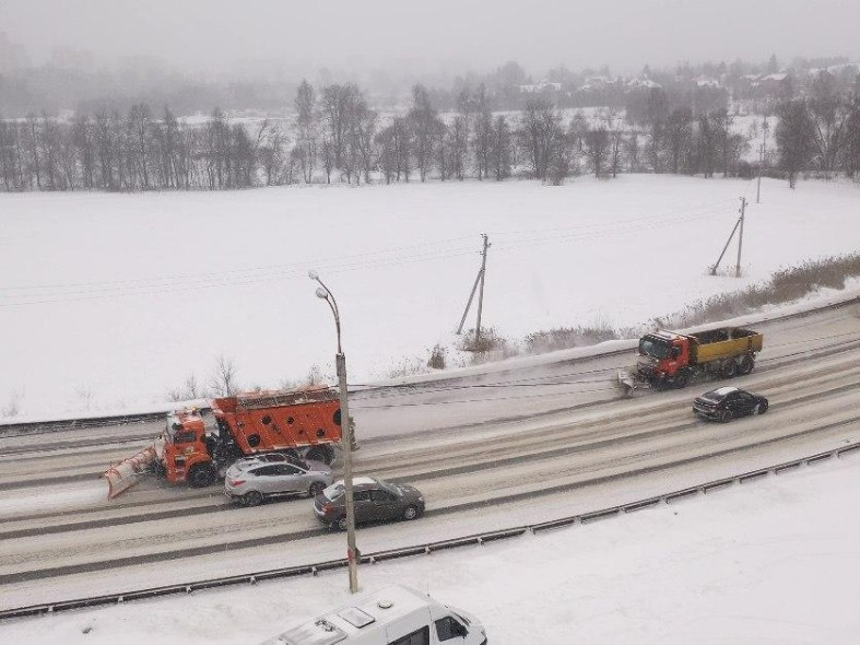 Спецтехнику вывели на ликвидацию последствий снегопада в Подмосковье