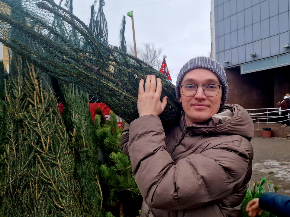 Как довезти живую елку до дома и не получить штраф, рассказал специалист из Чехова