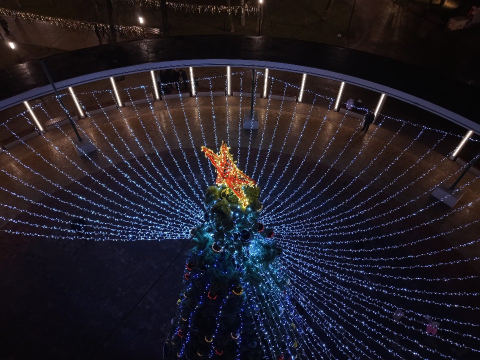 Погулять под «Звездным небом» и шепнуть желание Деду Морозу: как парк Талалихина подготовился к Новому году