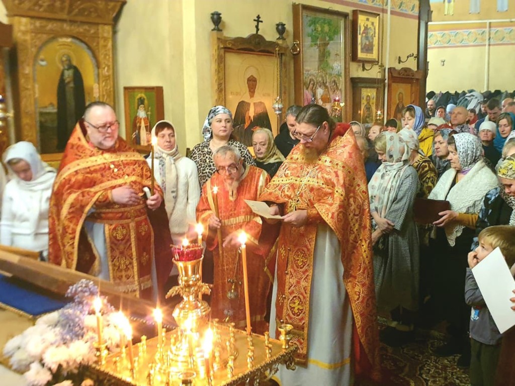 Скрипачи и артисты: музыкально завершили церковный праздник в Троицком храме села Лужники