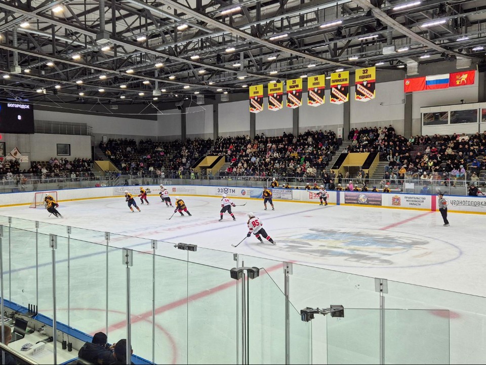 Хоккеисты «Кристалла» обыграли сверстников из Академии Петрова на первенстве области