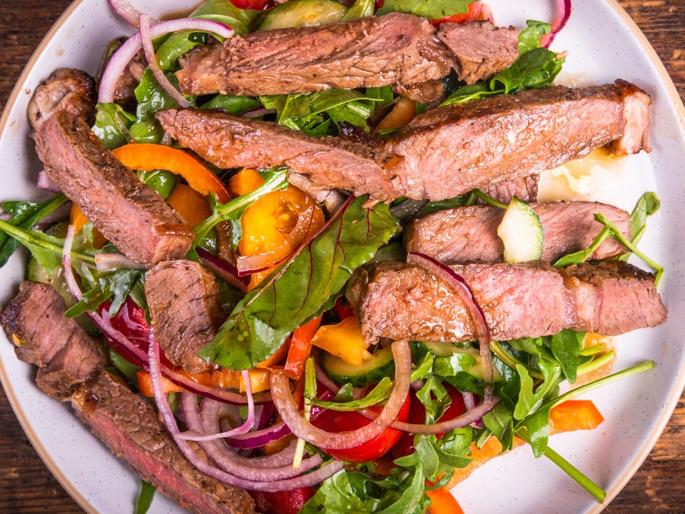 Новогодний стол без лишних калорий: салат «Белковый шик» — полезное и эффектное решение