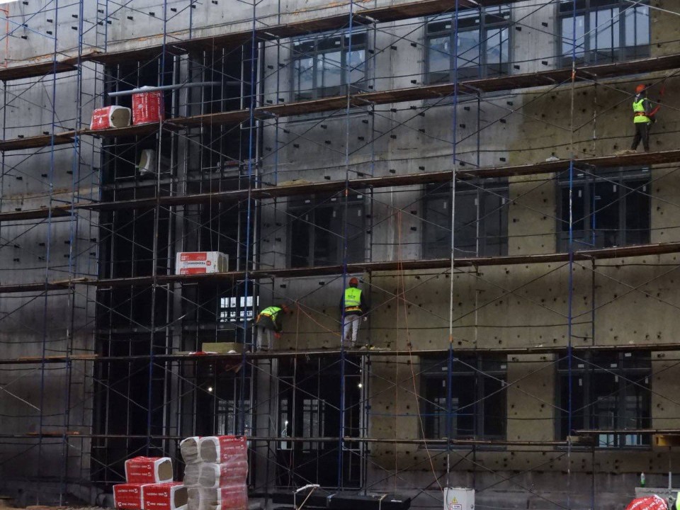 Новый образовательный центр для 770 детей Краснознаменска готов на 44%