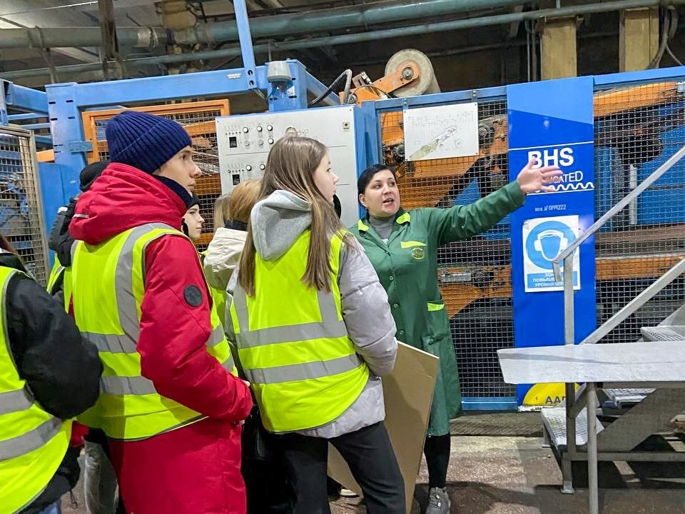 Младшеклассников водят на завод и рассказывают, откуда берется картон