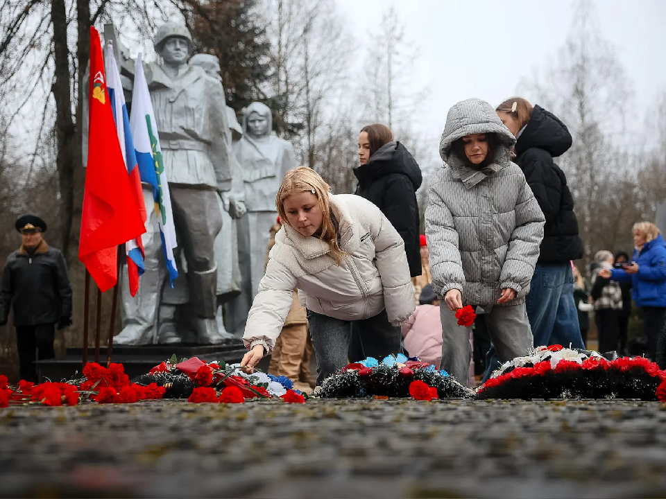 «Загнать нечисть в логово»: ветераны и школьники Дубны вспомнили героев 1941 года