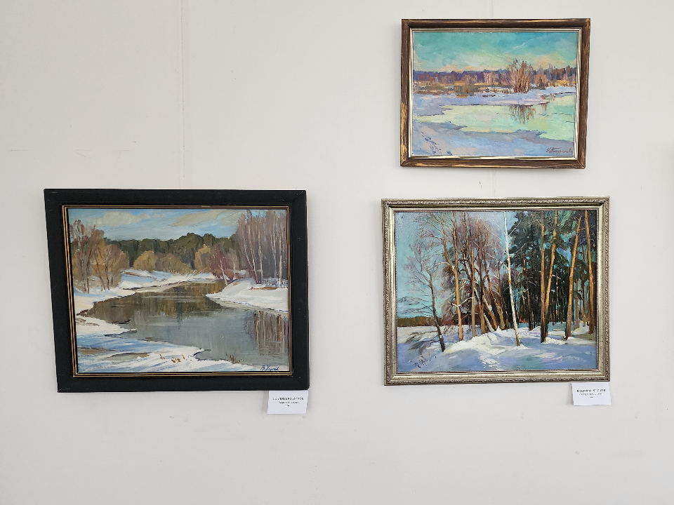 Фрязинская художница открыла в детской библиотеке выставку картин, посвященных зиме