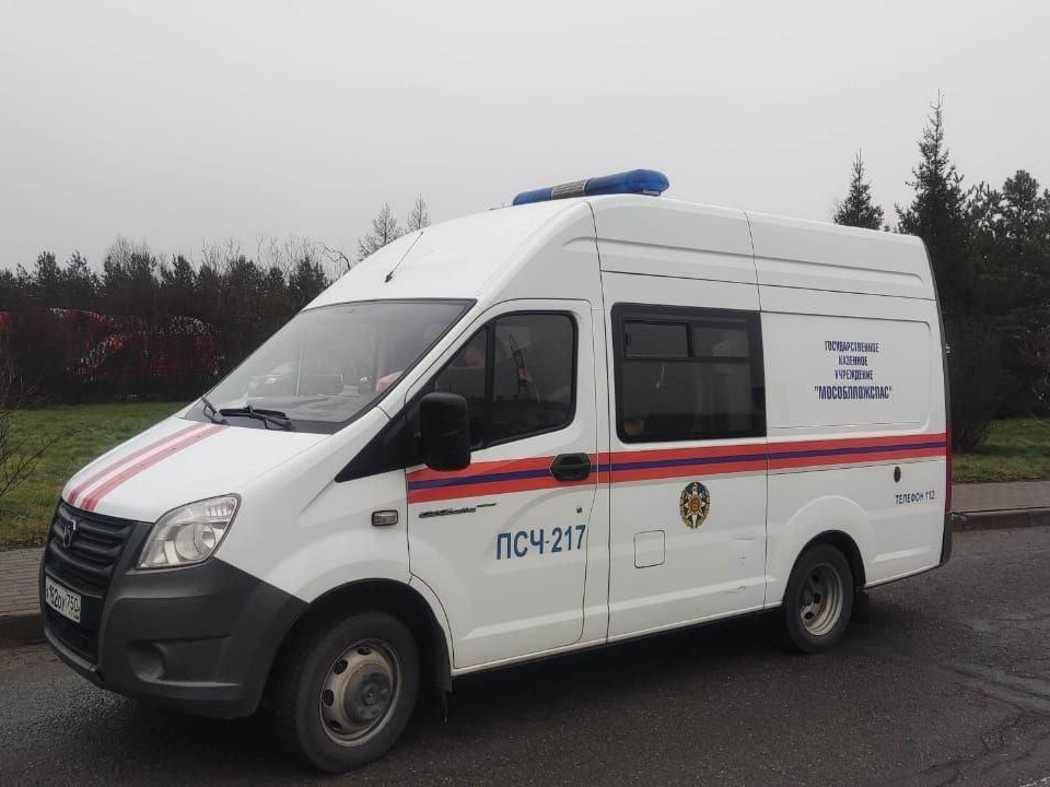 «Тяжелый» вызов: в Егорьевске пожарные помогли доставить пациента с инсультом в машину скорой помощи