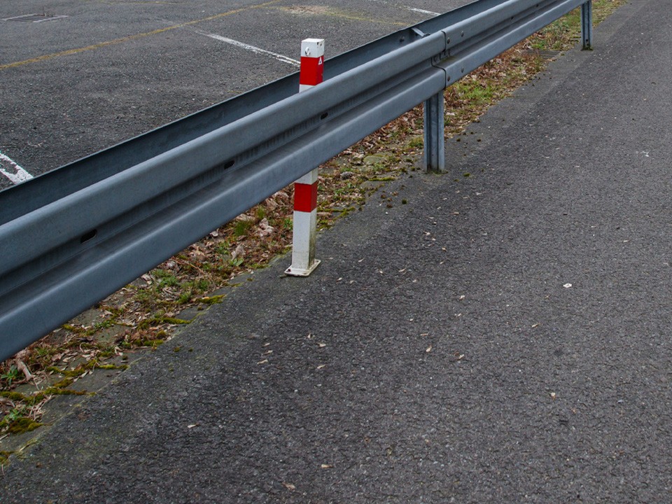 Сплошное ограждение установят у магазинов на улице Октябрьской, чтобы обезопасить пешеходов