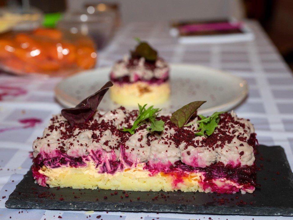 Кабан на открытом огне и огромный салат: как прошел гастрономический фестиваль в честь селедки под шубой в Талдомском округе