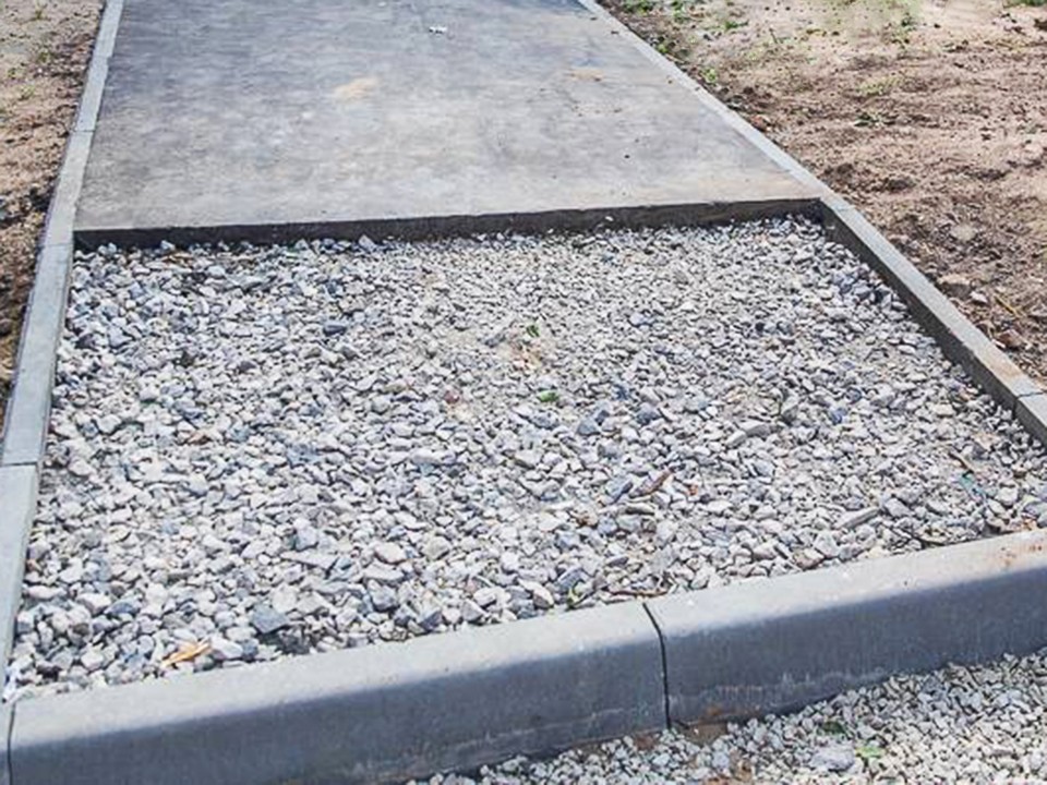 В Одинцове начали благоустраивать «народную» тропу у гимназии №14